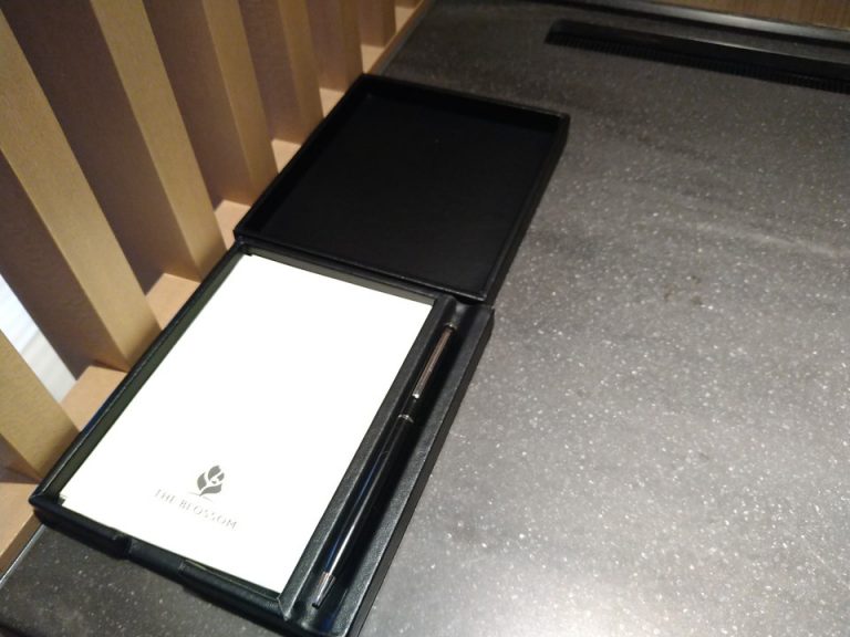 筆記セットとアクセサリートレー