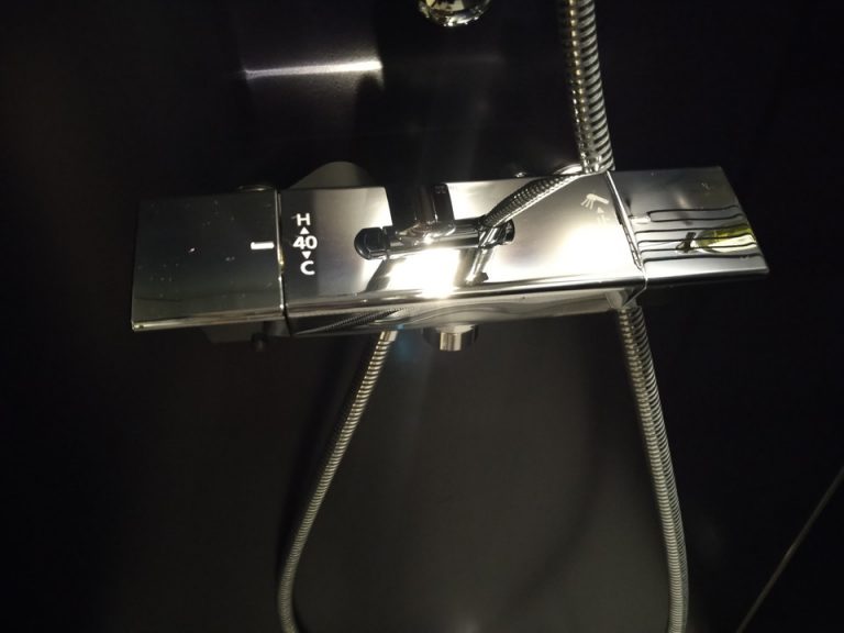 シャワーのレバー