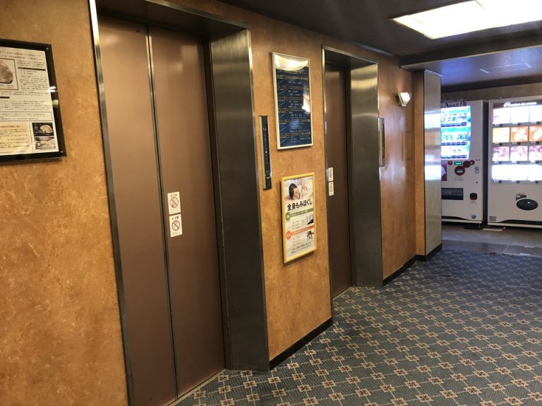 エレベーターホールフロント階
