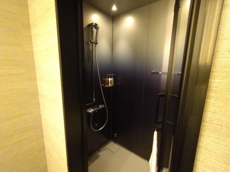 シャワールーム全体