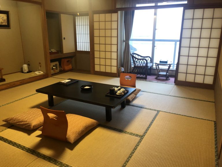 客室全体(窓際方向)
