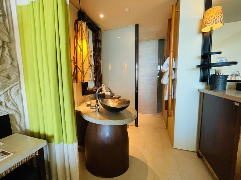 洗面台とシャワーブース