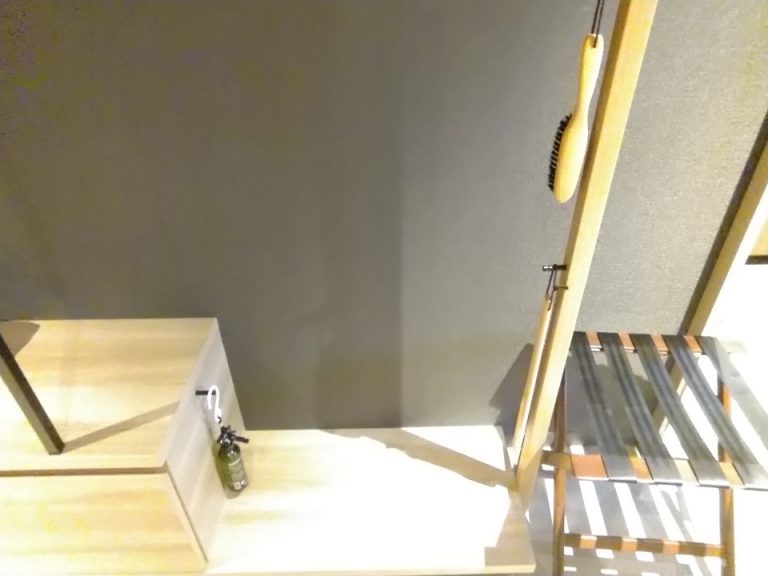 衣類ブラシ、靴ベラ、消臭スプレー