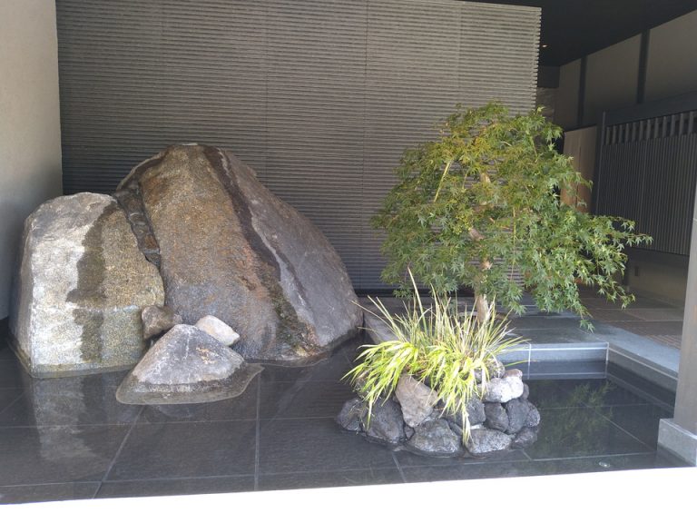 エントランス水庭