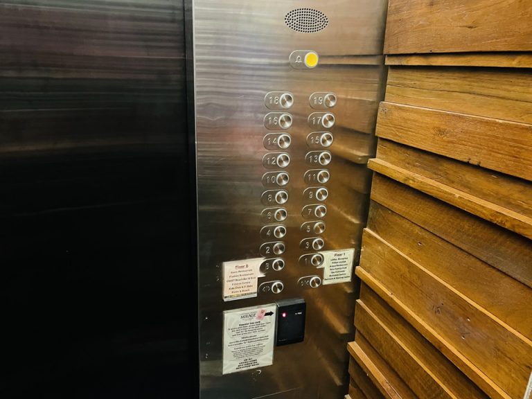 エレベーターボタン