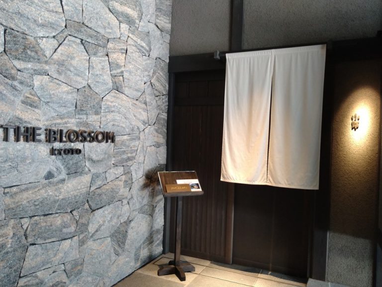 レストラン「京都祇園小野」外からの入口