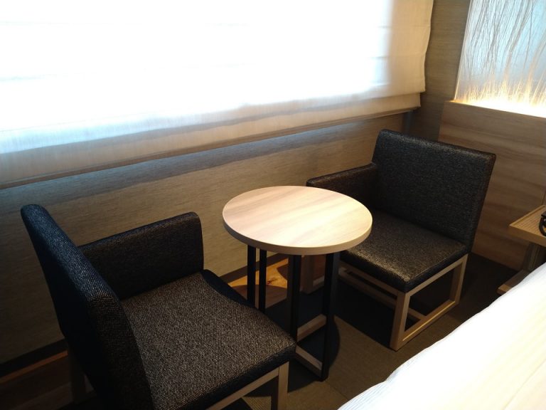 テーブルとイス