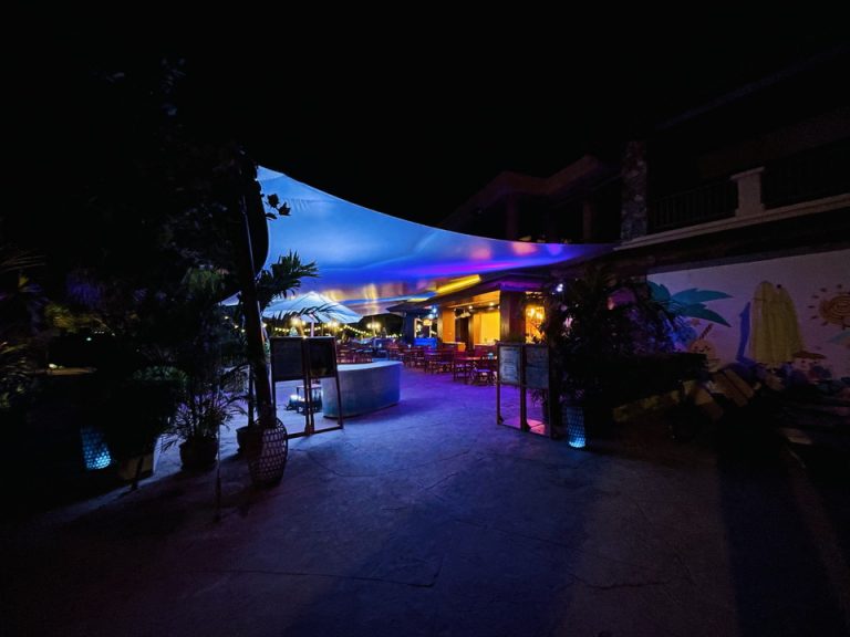 ホテルプールサイドバー夜のみ