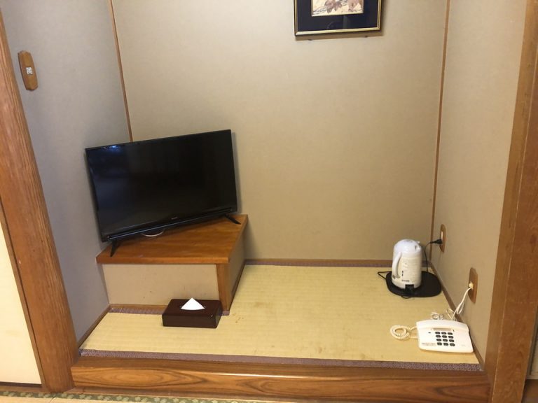 ベッド方向からTV