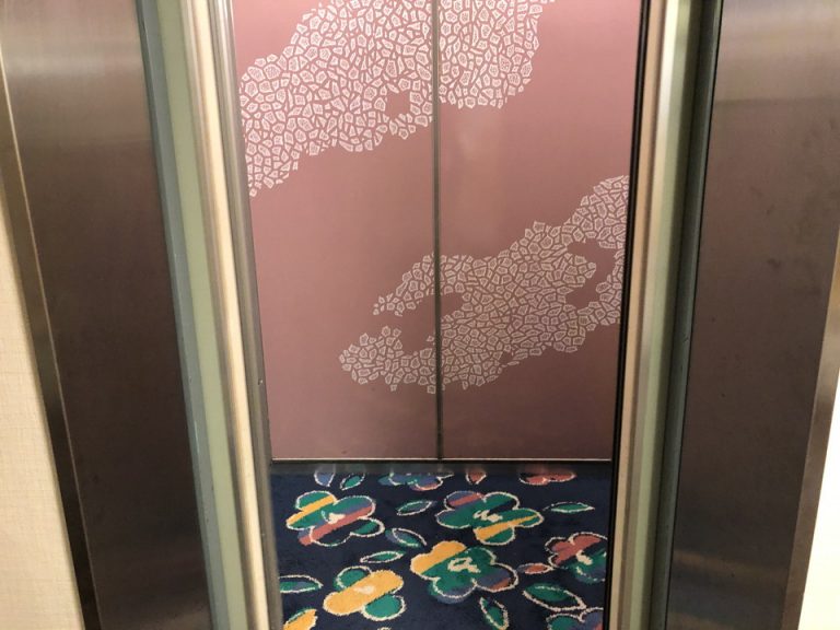 エレベーター内観