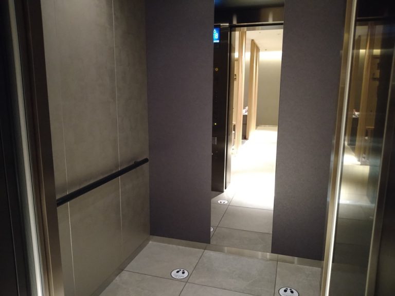 エレベーター内観