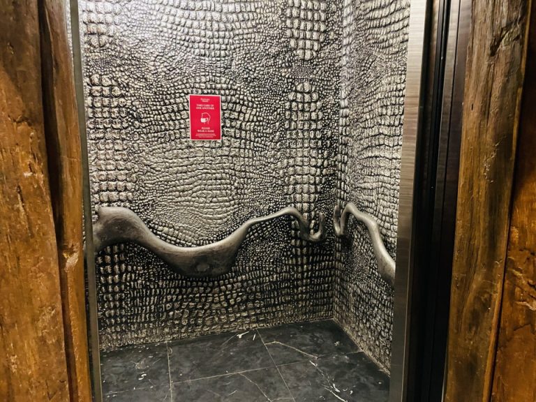 エレベーター内装