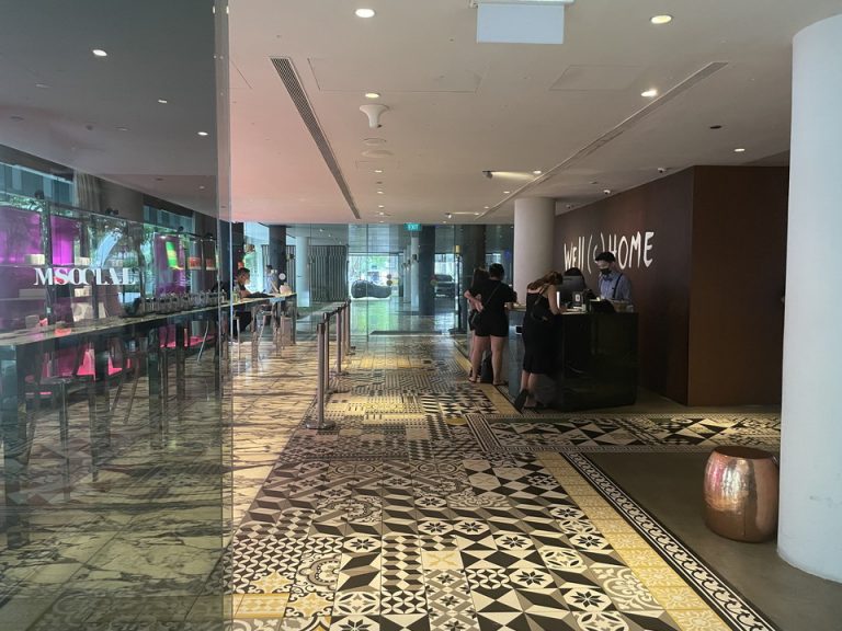 逆サイドの入口とフロント