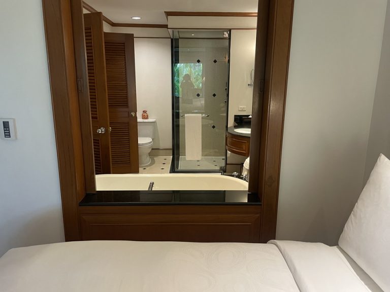 ベットからバスルームをみた状態