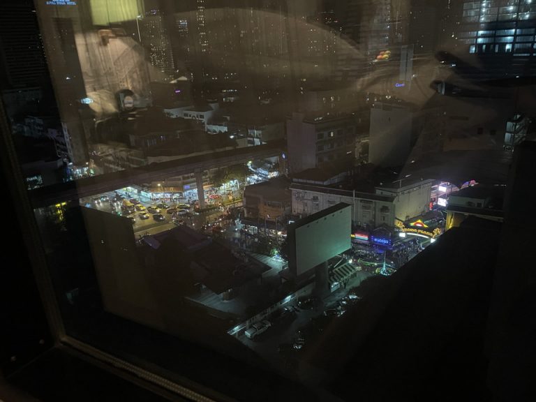 部屋からの眺望(夜間)