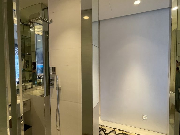 バスルーム内から入口