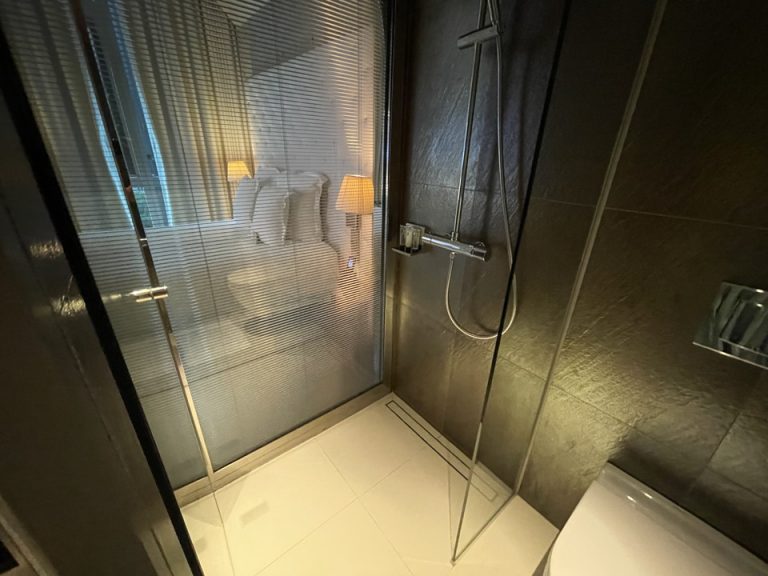 シャワー室