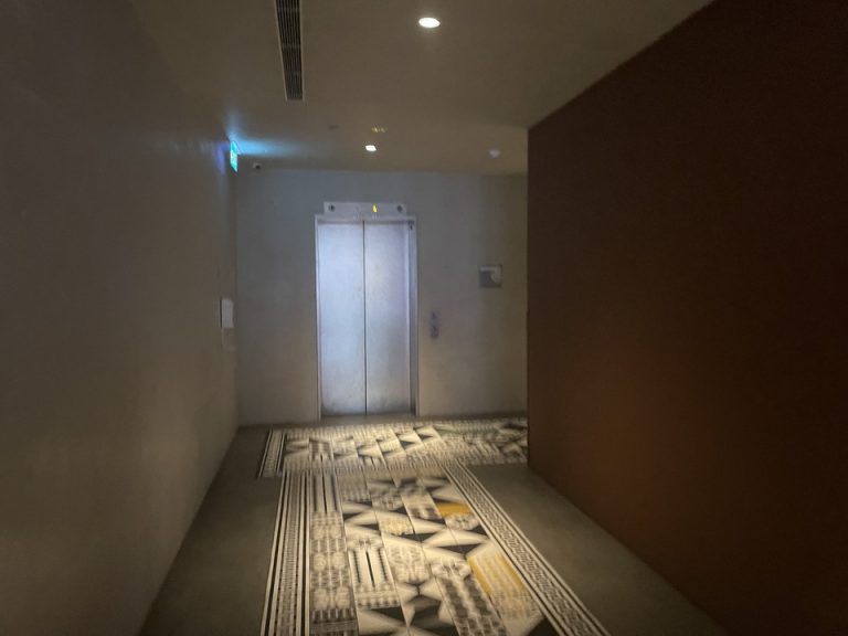 フロントからエレベーター