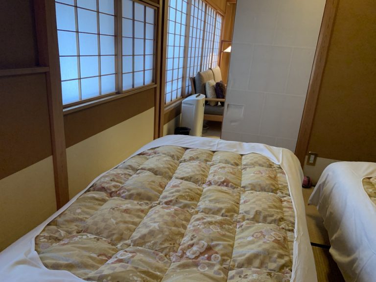 ベッドからメインフロアへ