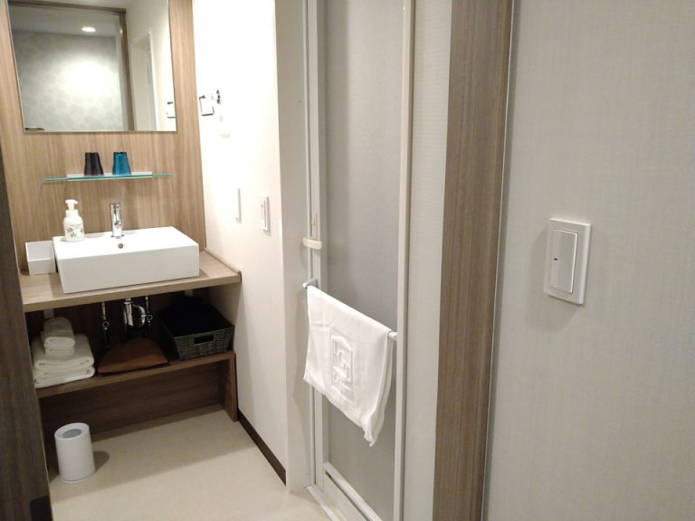 バスルーム入口から全景