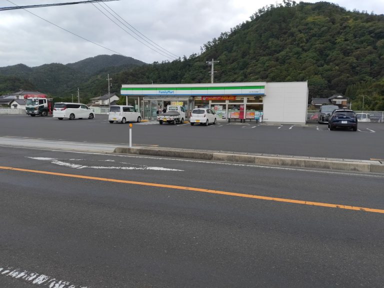 近くのコンビニ 徒歩4-5分 2