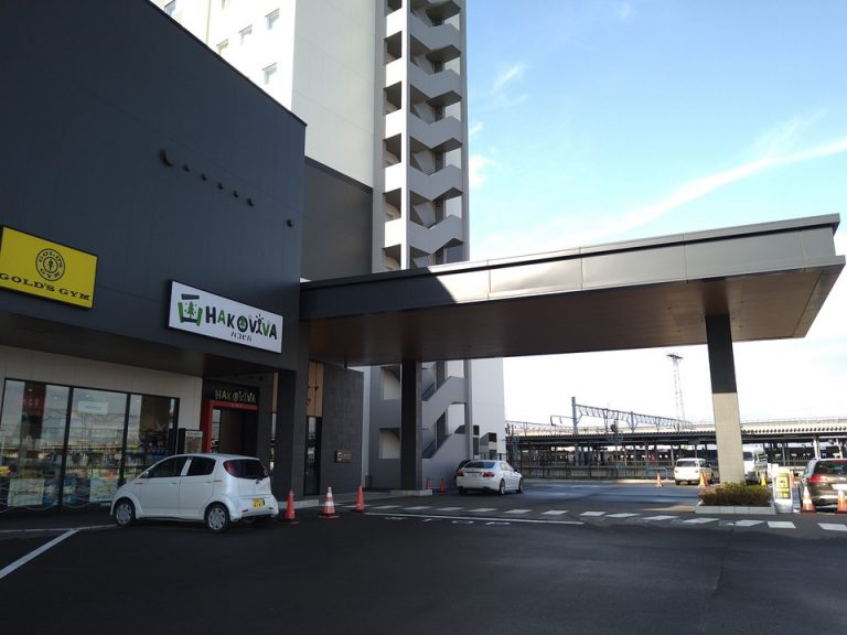 北側エントランス車寄せ