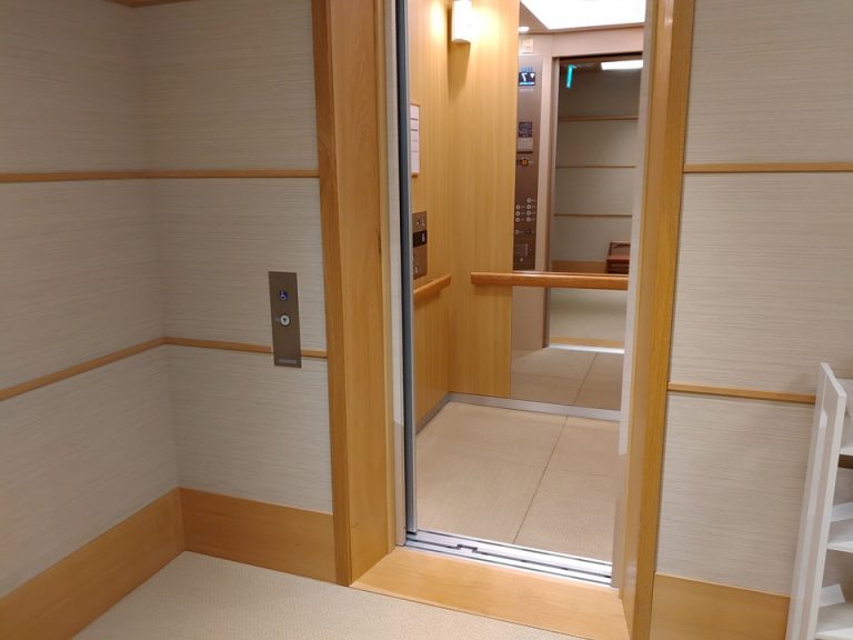 エレベーター内観2