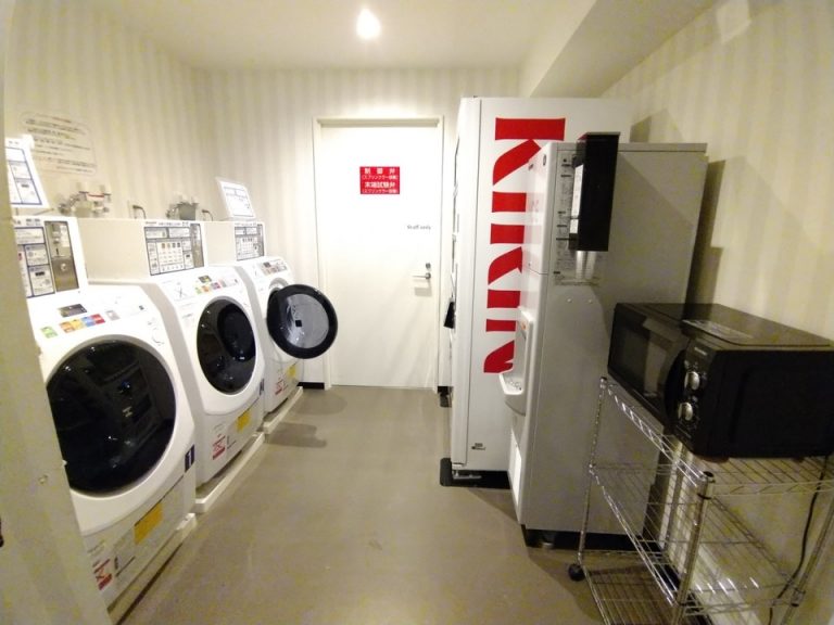 4階自販機、製氷機、コインランドリー、電子レンジ