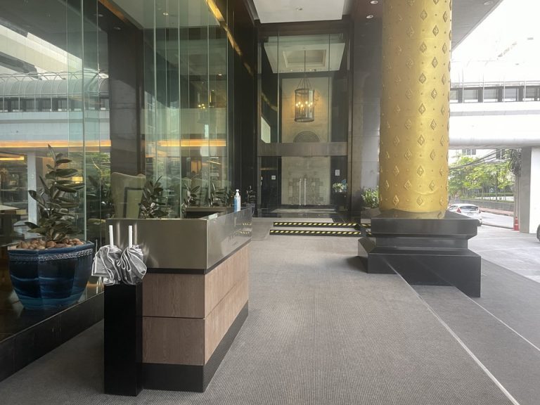 エントランス内観