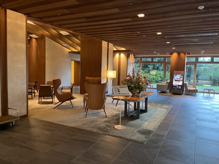 エントランス内観