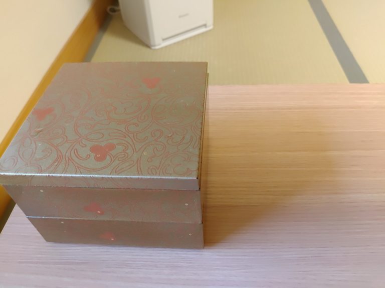 部屋に置いてあった菓子の箱 外観