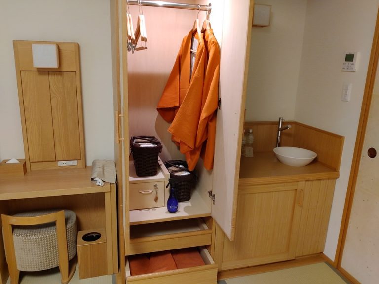 クローゼット外観 開けた状態2