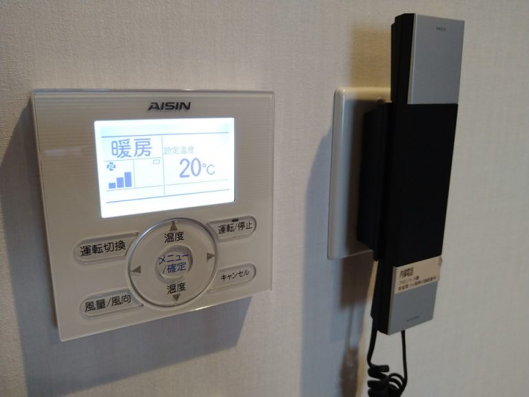 エアコンコントローラーと電話