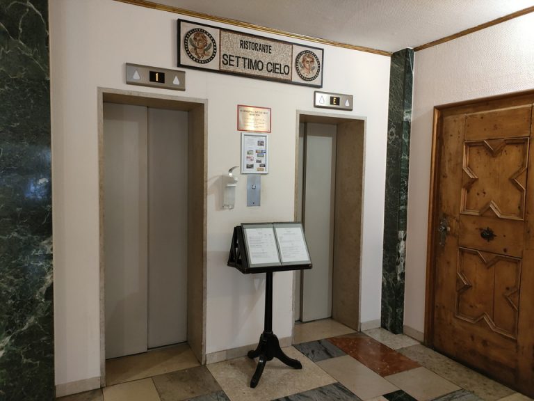 エレベーターホールフロント階