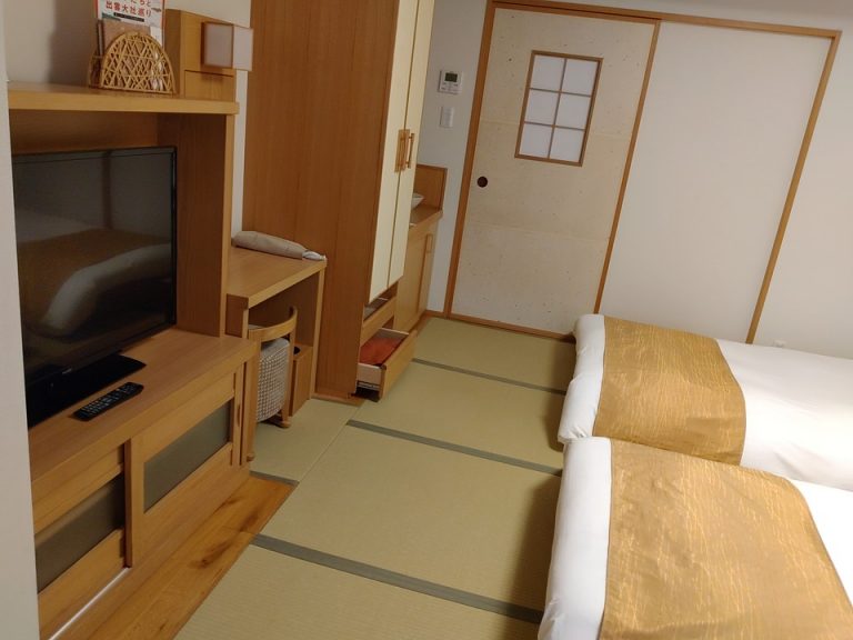 客室全体窓際方向1