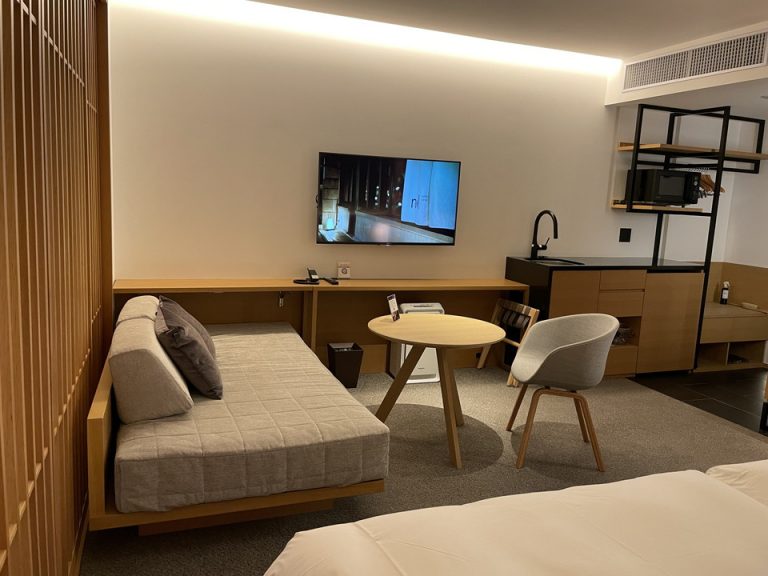 ベッド方向からTV(1)