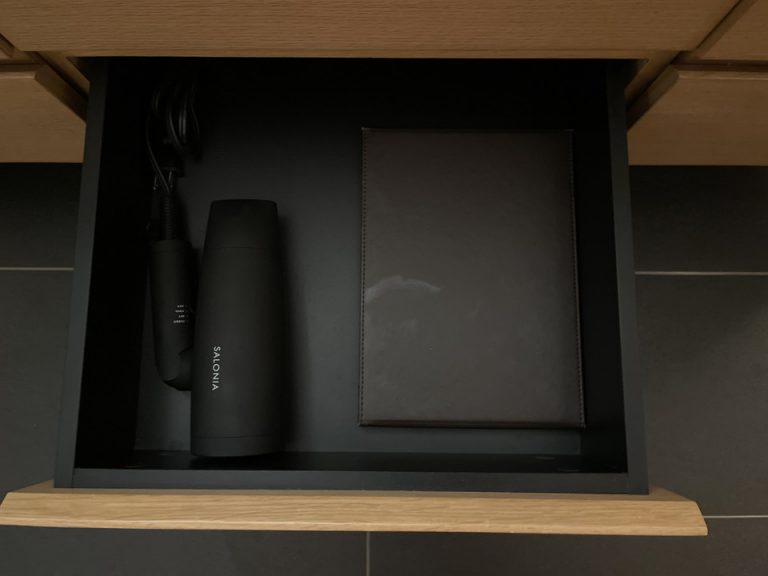 ドライヤーと鏡