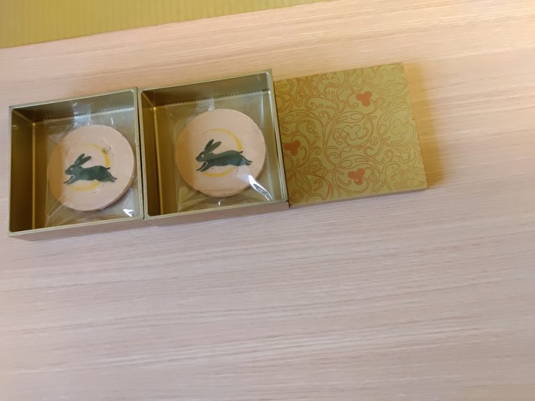 部屋に置いてあった菓子の箱 内観