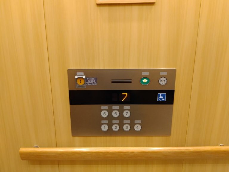 エレベーター階数ボタン3