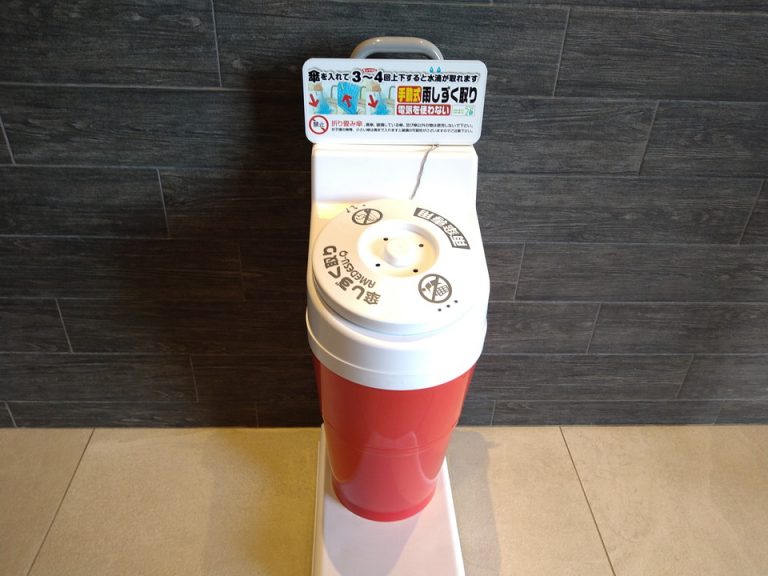 北側エントランスの傘しずく取り