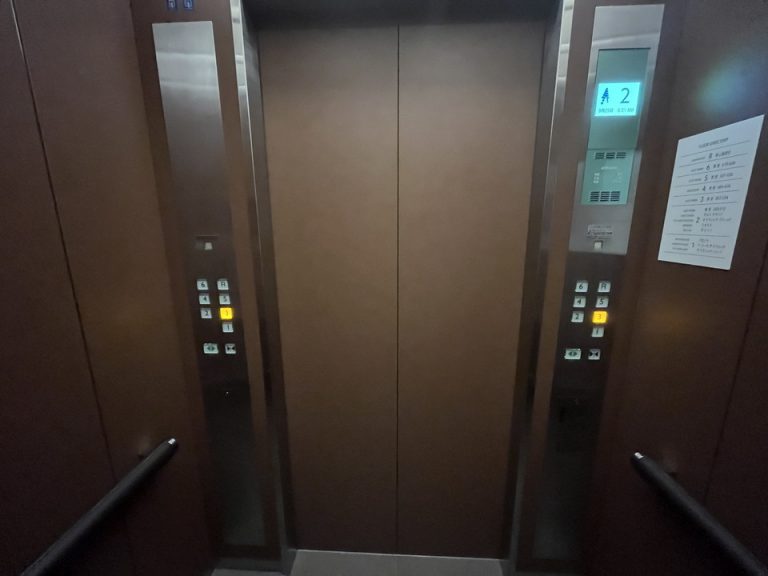 エレベータ内観