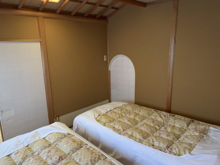 ベット室より入口へ