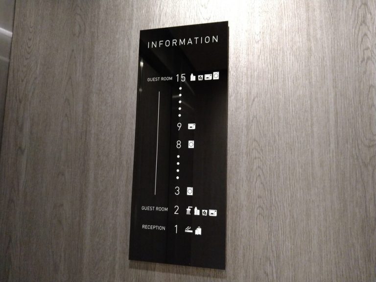 エレベーター内の案内
