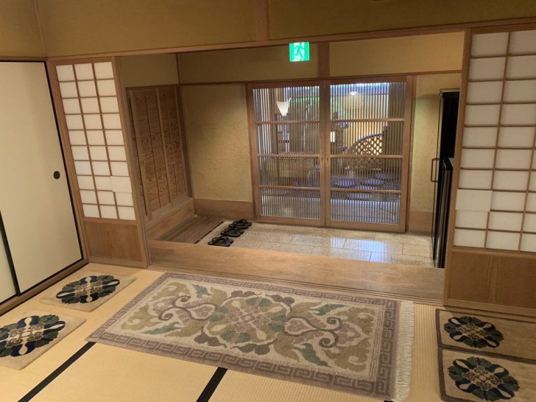 フロント(エントランスより)