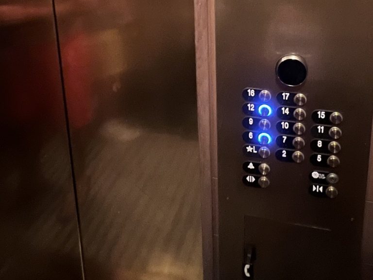 エレベーター階数ボタン
