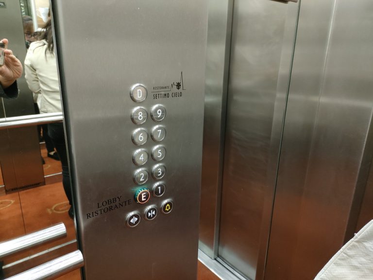 エレベーター階数ボタン