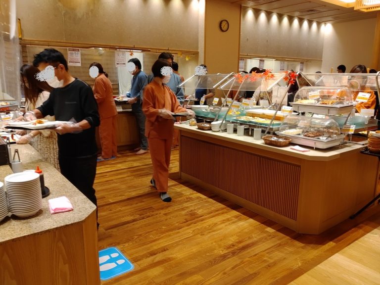 朝食会場 バイキング全体