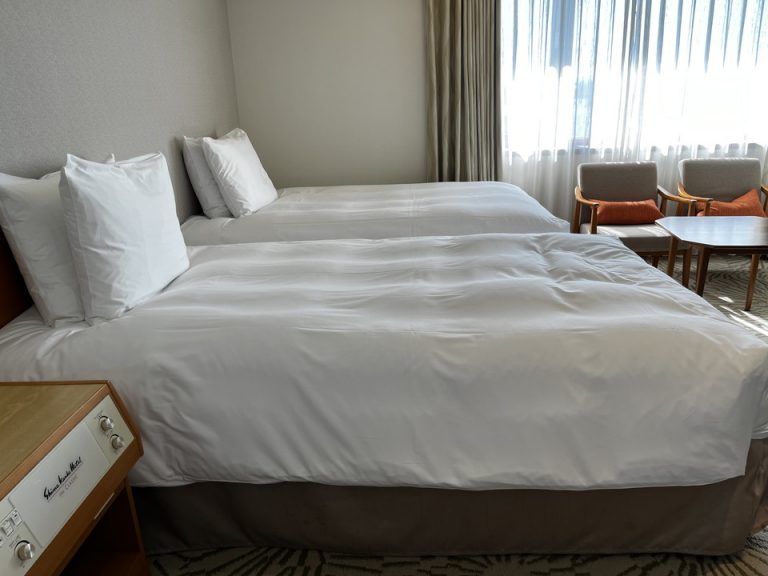 横方向からベッド