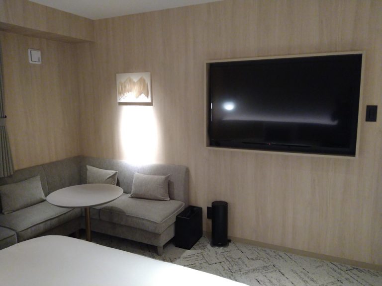 ベッド方向からTV
