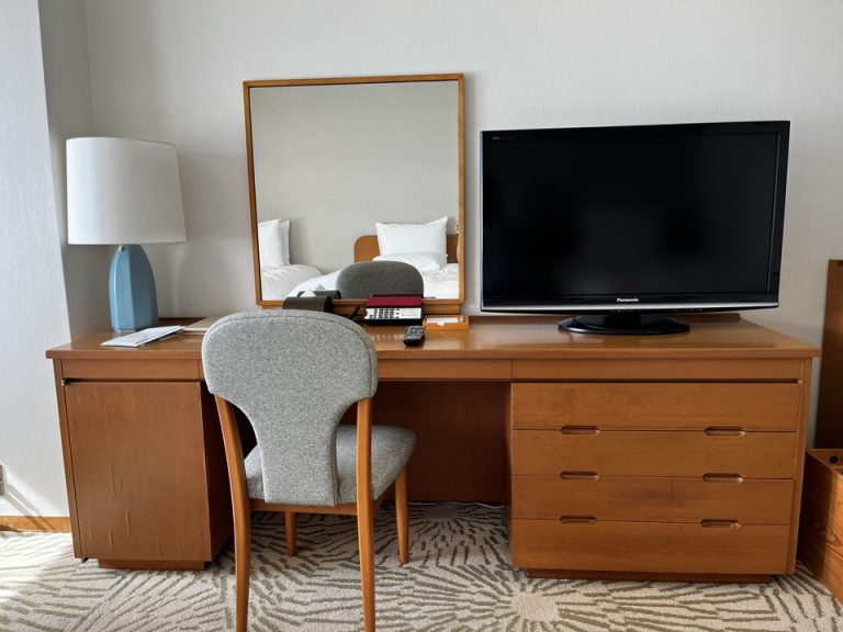 ベッド方向からTV